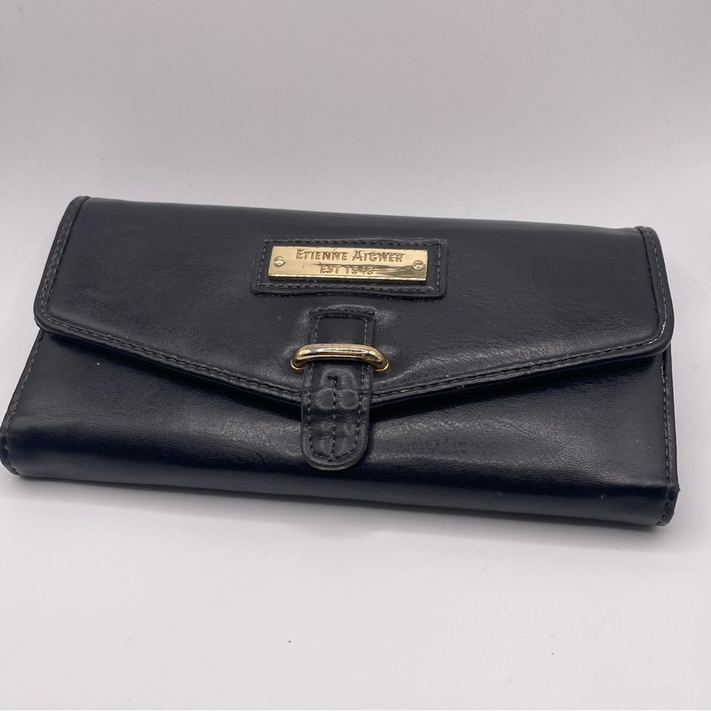 Etienne Aigner Black Women's Wallet. Pre-owned. Man made pvc.